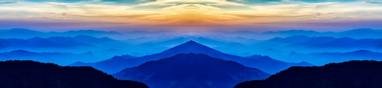 blaue Berge mit Sonnenuntergang