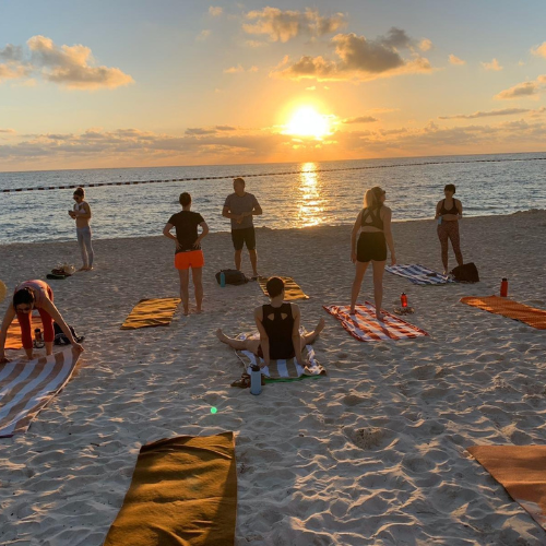 Yoga am Strand (Hot Yoga, Adventure & Community Retreat in Mexico)