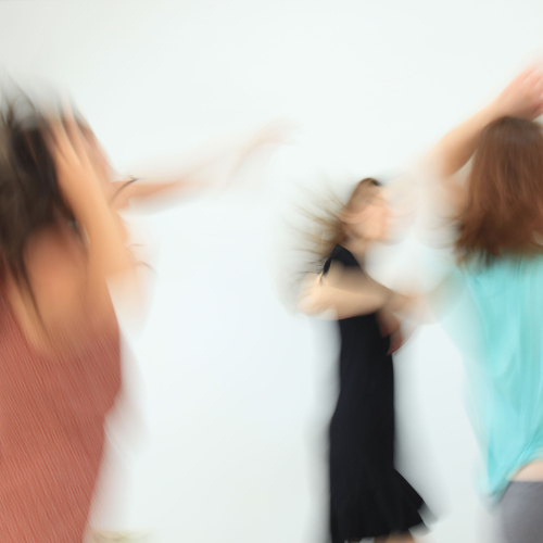 tanzende Frauen (Radikal verkörpert - dein Rückweg zu Dir!)