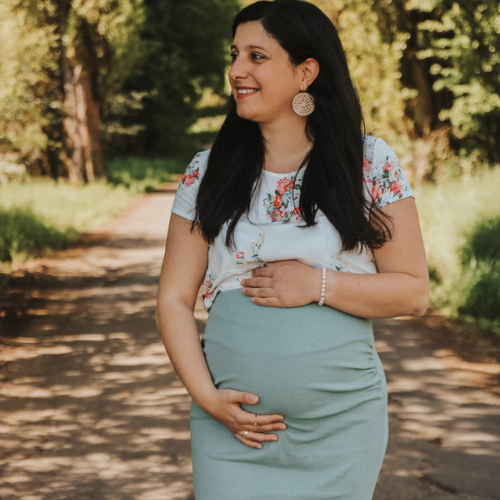 Schwangere Frau in grünem Kleid (4 Wochen Coaching für Schwangere)