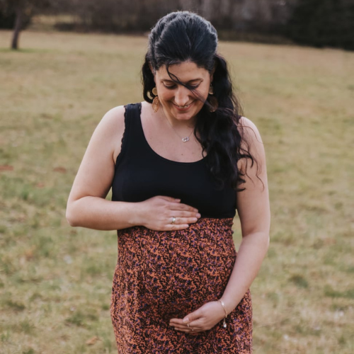 Ein Bild von der schwangeren Aline, die auch Coachings für Schwangere Frauen anbietet. (4 Wochen Energie-Coaching für innere Klarheit)