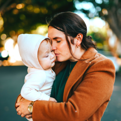 Eine Frau küsst ihr Baby (Alleinerziehende Mama - 3 Monate Onlinebegleitung)
