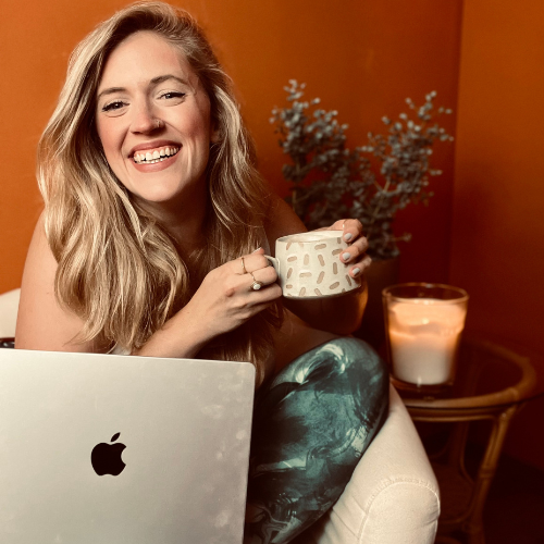 Julia mit Kaffeetasse und Laptop (Coaching 1:1 - Löse deine Blockaden und Glaubenssätze für ein erfülltes Leben)