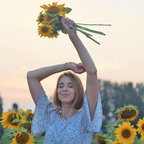 Frau mit Sonnenblumen (Human Design - Clearing für Fortgeschrittene)